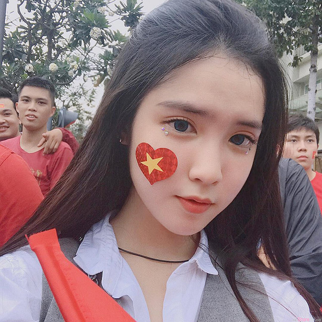 Fan girl quá xinh đẹp của U23 Việt Nam khiến dân mạng đổ rầm rầm | Ảnh mạng con gái